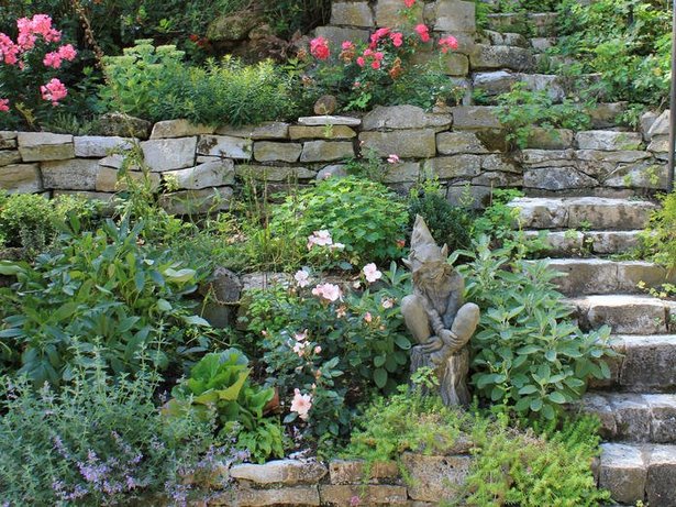 Hanggarten mit steinen