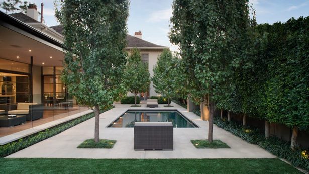 Hinterhof mit Bäumen Landschaftsbau Ideen