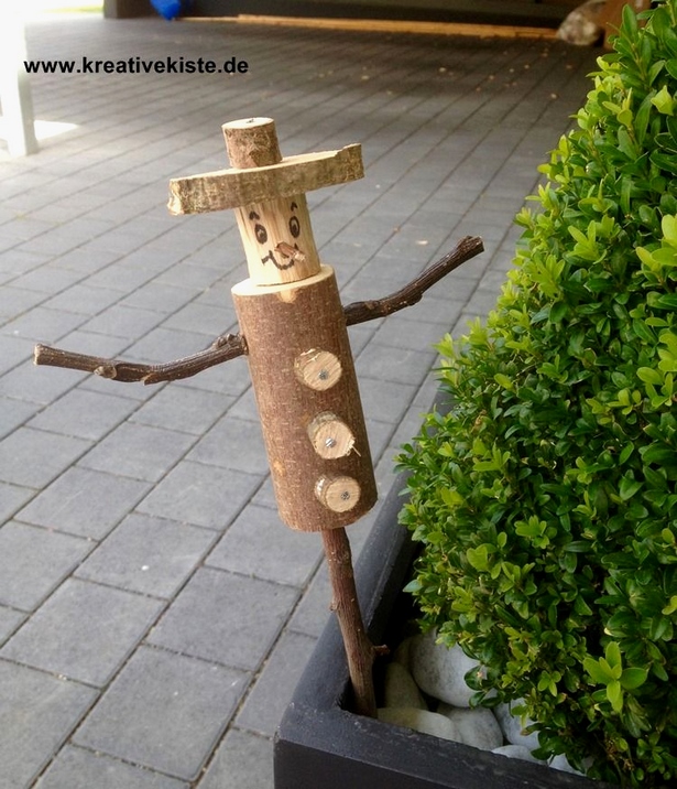 Gartendeko aus alten holzbalken