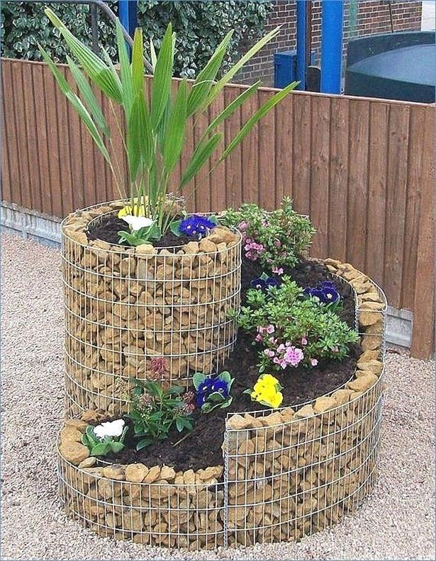 Gartendeko aus baumstamm