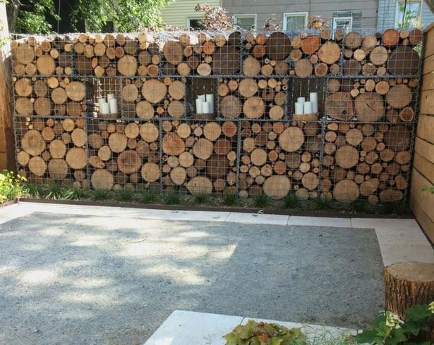 Holzwand im garten dekorieren