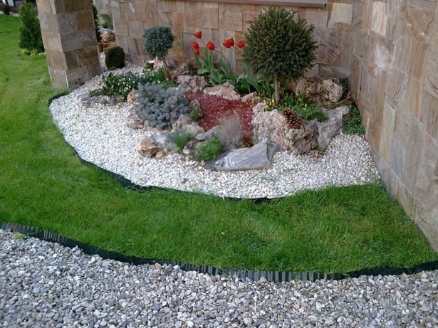Steine im gartenbeet