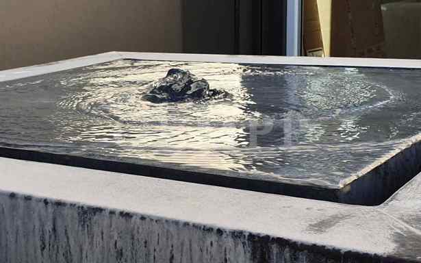 Modernes wasserspiel im garten