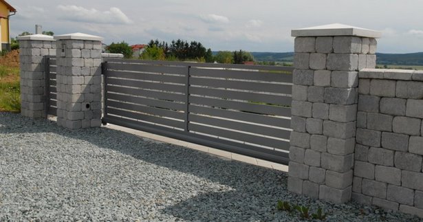 Gartenmauer mit zaun