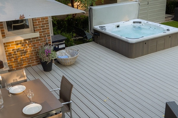 Terrasse mit jacuzzi