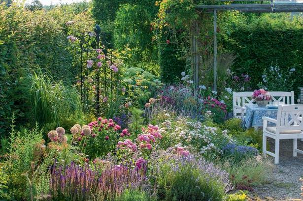 Sitzplatz im garten mit sichtschutz