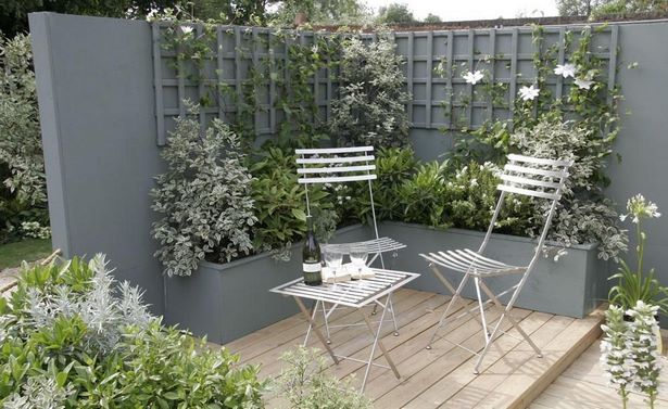 Sitzplatz im garten mit sichtschutz
