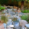 Steingarten mit wasserlauf